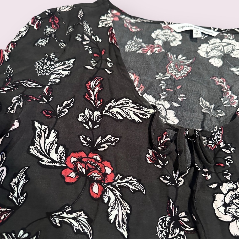 Women's cupcakes & cashmere Dark Gray Floral Blouse Tie And Sleeve Detail Medium - Picture 7 of 15